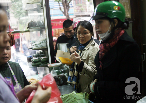 Hà Nội: Xếp hàng từ sáng tinh mơ để mua bánh chưng truyền thống về cúng Táo Quân - Ảnh 5.