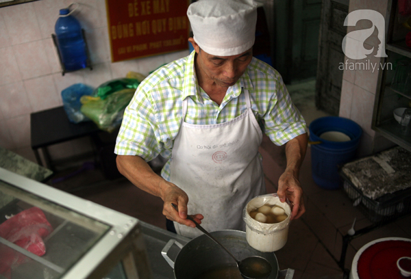 Tết Hàn thực: Người Hà Nội xếp hàng dài chờ mua bánh trôi, bánh chay - Ảnh 9.