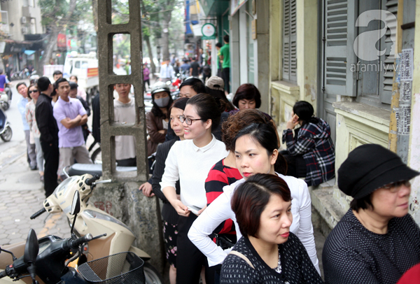 Tết Hàn thực: Người Hà Nội xếp hàng dài chờ mua bánh trôi, bánh chay - Ảnh 10.