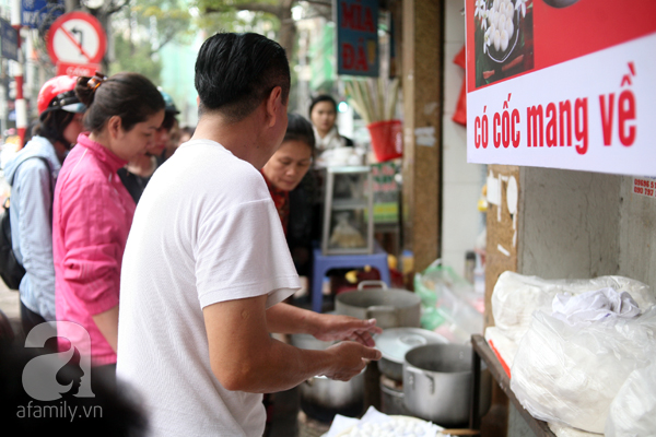 Tết Hàn thực: Người Hà Nội xếp hàng dài chờ mua bánh trôi, bánh chay - Ảnh 12.
