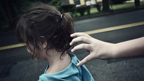 Mỹ: Trên đường đi học, bé gái bị bắt cóc, hãm hiếp và ném xuống hố - Ảnh 1.
