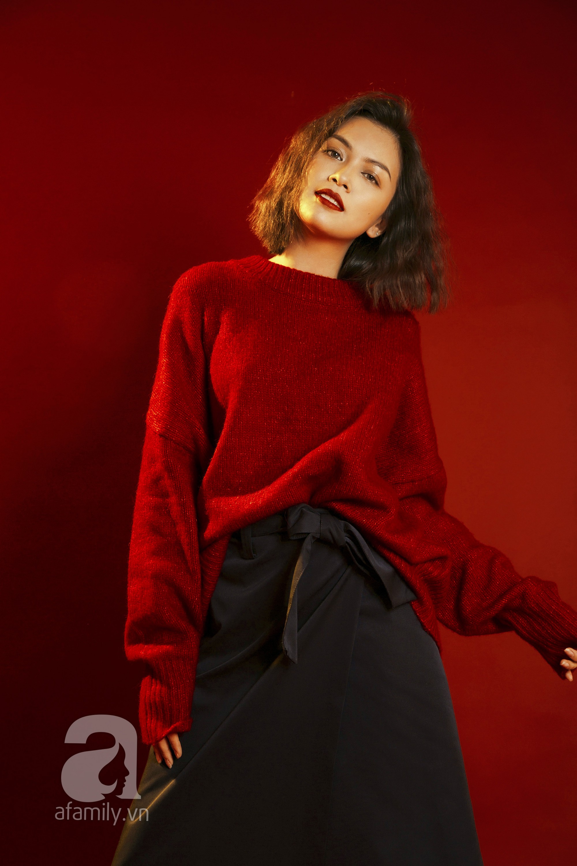 L&ecirc;n đồ đẹp mĩ m&atilde;n cho những buổi tiệc t&ugrave;ng cuối năm với gam m&agrave;u đỏ đen  - Ảnh 1.