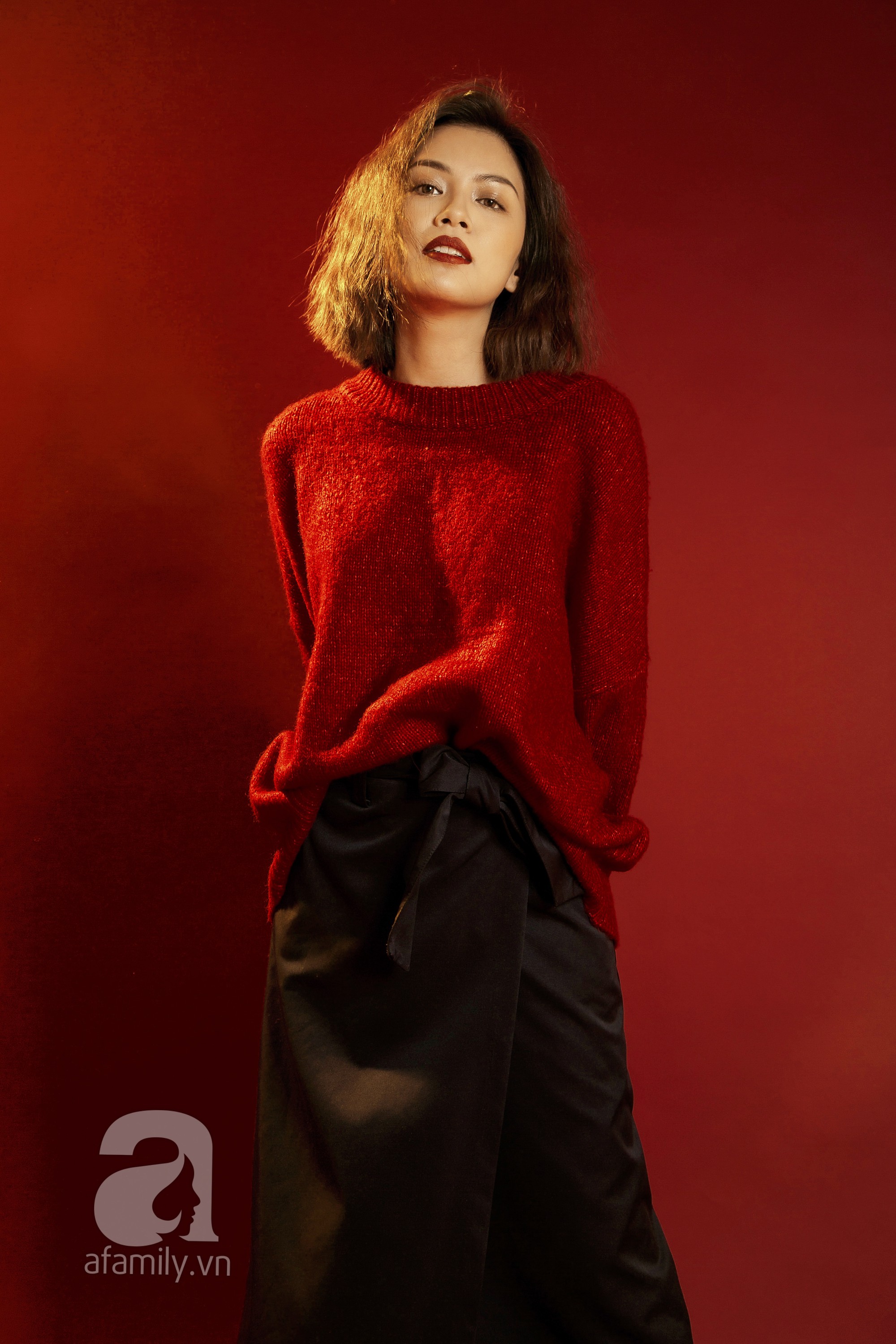 L&ecirc;n đồ đẹp mĩ m&atilde;n cho những buổi tiệc t&ugrave;ng cuối năm với gam m&agrave;u đỏ đen  - Ảnh 2.