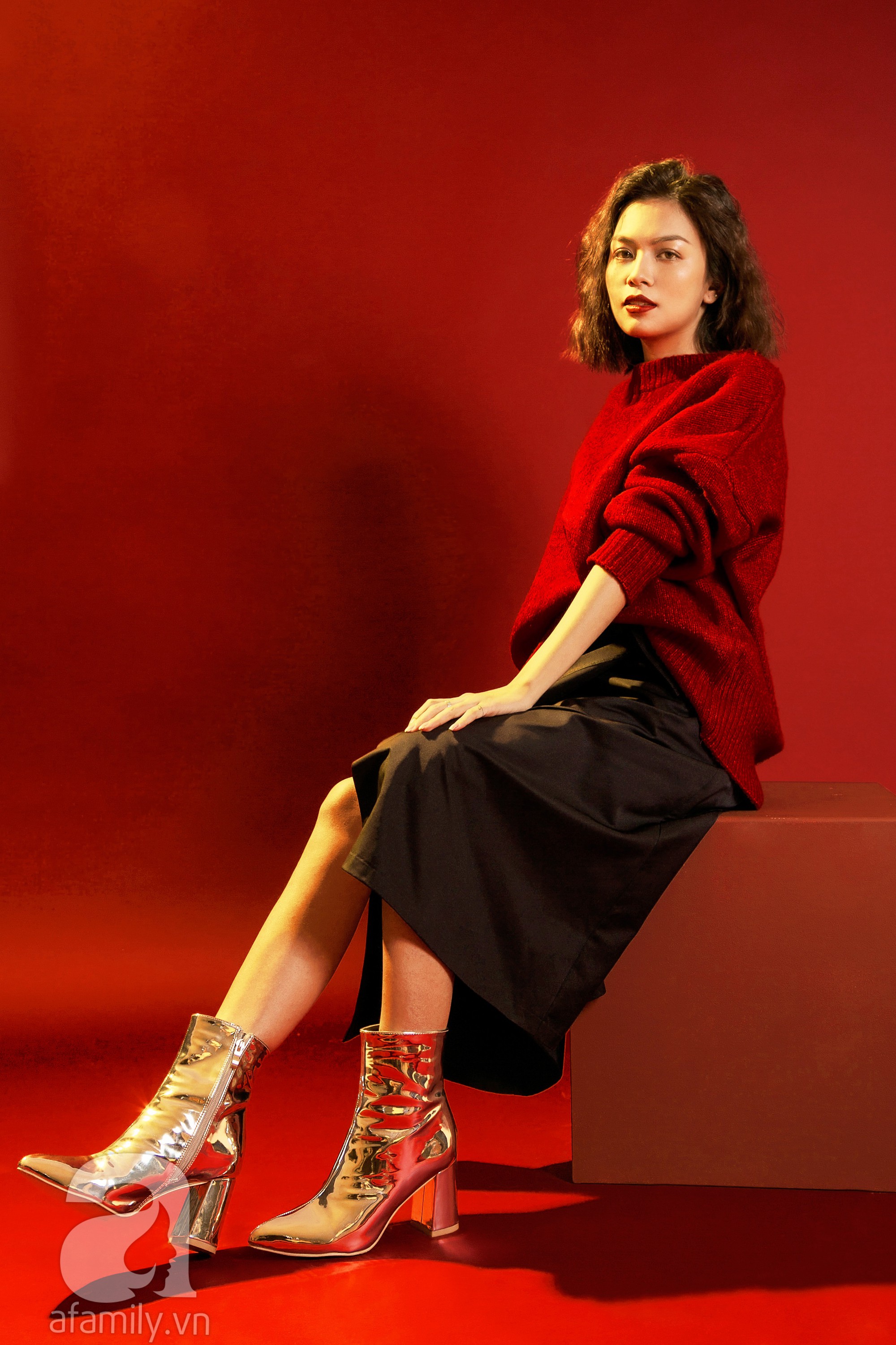 L&ecirc;n đồ đẹp mĩ m&atilde;n cho những buổi tiệc t&ugrave;ng cuối năm với gam m&agrave;u đỏ đen  - Ảnh 3.