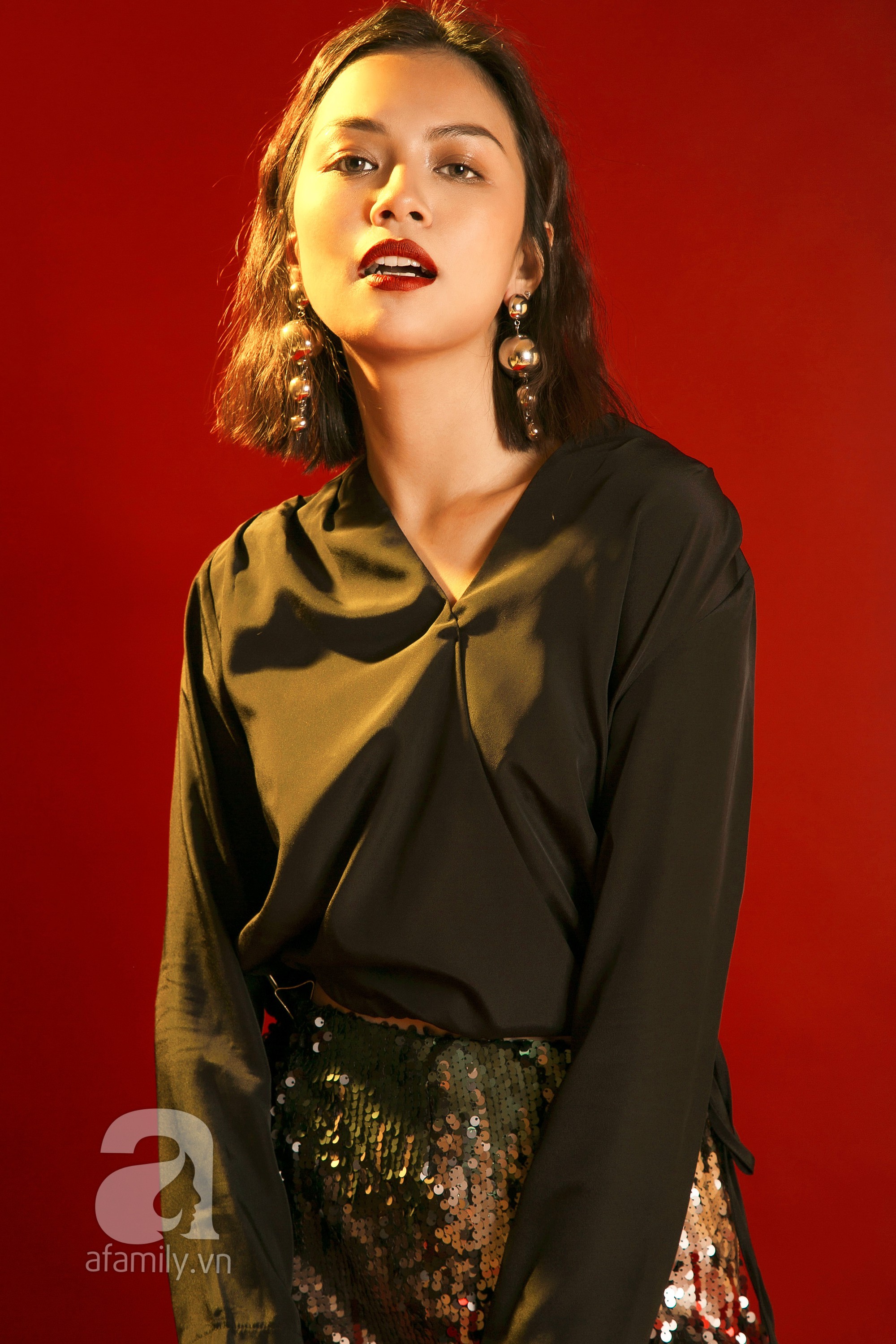 L&ecirc;n đồ đẹp mĩ m&atilde;n cho những buổi tiệc t&ugrave;ng cuối năm với gam m&agrave;u đỏ đen  - Ảnh 6.