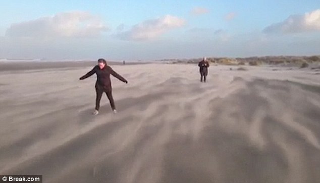 Sự thật clip cặp đôi đang đi bộ bỗng nhiên bay vù vù trên bãi biển - Ảnh 2.