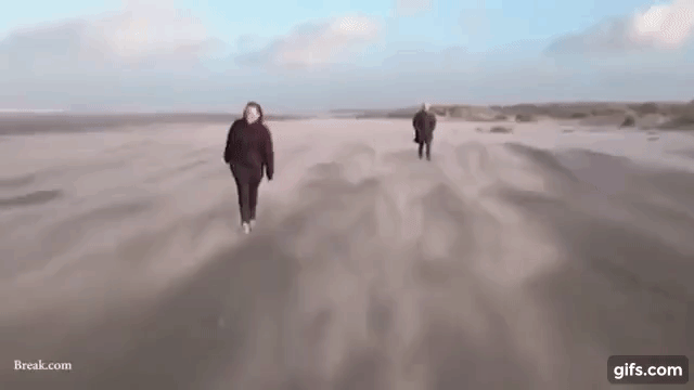Sự thật clip cặp đôi đang đi bộ bỗng nhiên bay vù vù trên bãi biển - Ảnh 1.