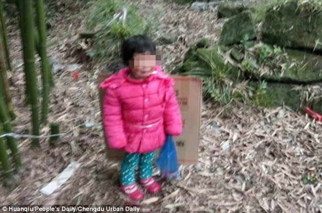 Bé gái 2 tuổi bị bỏ rơi ở nghĩa trang suốt đêm trong cái lạnh tê tái vì lý do không ngờ - Ảnh 1.