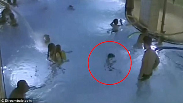 Bé 5 tuổi vùng vẫy giữa bể bơi đông người hơn 4 phút nhưng không ai phát hiện - Ảnh 2.