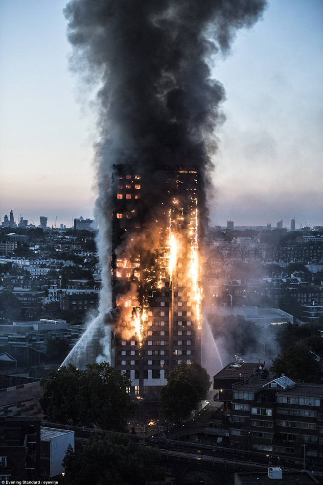 Xúc động hình ảnh bé 4 tuổi được hàng xóm bắt trúng khi mẹ bé ném từ tầng 5 tòa tháp đang cháy ở London - Ảnh 1.