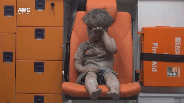 Cậu bé Syria với gương mặt thất thần, đầy thương tích sau một năm giờ thế nào? - Ảnh 1.