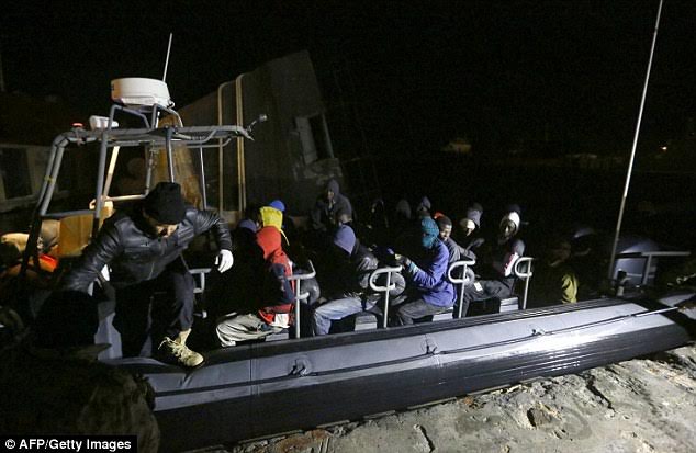 Bé trai 20 ngày tuổi được cứu sống trong số 2000 người di cư suýt chết chìm - Ảnh 6.