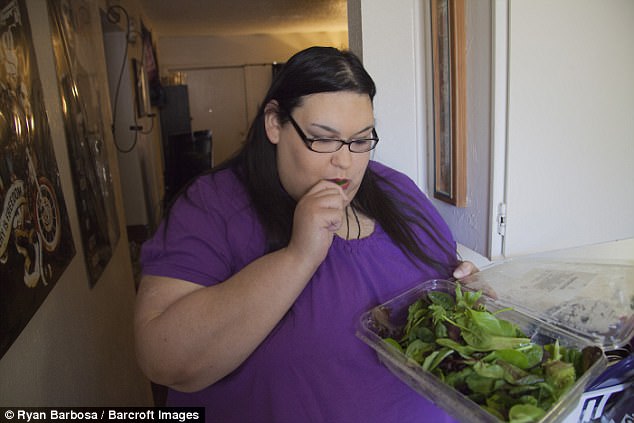 Không thể tin nổi đây là thân hình người phụ nữ từng ăn bằng phễu để trở thành người béo nhất thế giới - Ảnh 5.