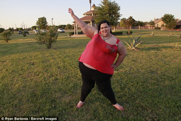 Không thể tin nổi đây là thân hình người phụ nữ từng ăn bằng phễu để trở thành người béo nhất thế giới - Ảnh 7.