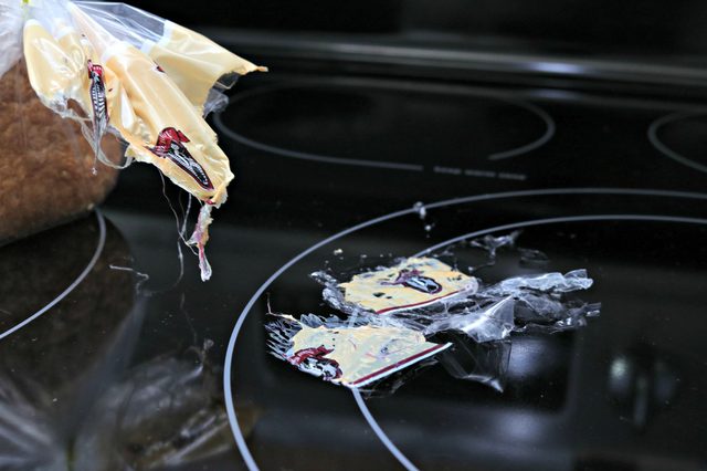 Dù nhựa chảy đóng cứng trên mặt bếp từ, tôi chỉ cũng chỉ mất có 2 phút để làm sạch - Ảnh 1.