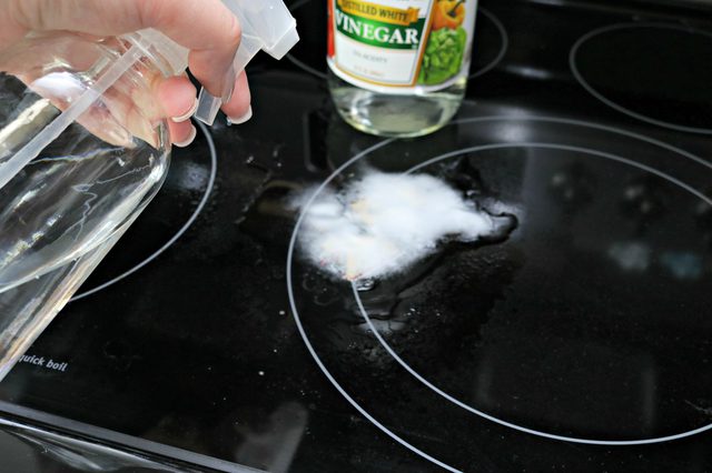 Dù nhựa chảy đóng cứng trên mặt bếp từ, tôi chỉ cũng chỉ mất có 2 phút để làm sạch - Ảnh 4.