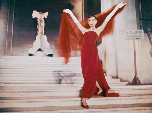 Zoom vào 12 chiếc váy đỏ được coi là ấn tượng nhất trong lịch sử thời trang - Ảnh 2.
