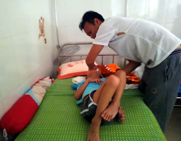 Sau trận sốt cao, bé trai khỏe mạnh thành người tàn phế, bố mẹ khốn khó vì gia cảnh ngặt nghèo - Ảnh 5. Sau trận sốt cao, bé trai khỏe mạnh thành người tàn phế, bố mẹ khốn khó vì gia cảnh ngặt nghèo - Ảnh 5.