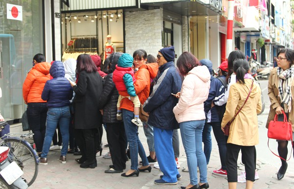 Hà Nội: Trời rét căm căm, nhiều người vẫn xếp hàng chờ mua hàng giảm giá ngày Black Friday từ sáng sớm - Ảnh 1.
