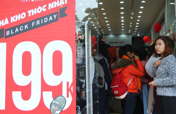Hà Nội: Trời rét căm căm, nhiều người vẫn xếp hàng chờ mua hàng giảm giá ngày Black Friday từ sáng sớm - Ảnh 14.