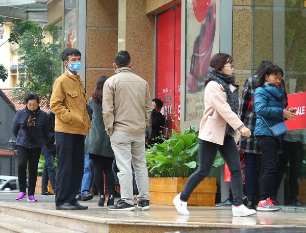 Hà Nội: Trời rét căm căm, nhiều người vẫn xếp hàng chờ mua hàng giảm giá ngày Black Friday từ sáng sớm - Ảnh 3.