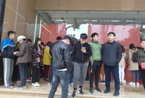 Hà Nội: Trời rét căm căm, nhiều người vẫn xếp hàng chờ mua hàng giảm giá ngày Black Friday từ sáng sớm - Ảnh 8.