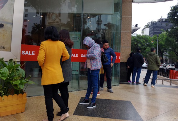 Hà Nội: Trời rét căm căm, nhiều người vẫn xếp hàng chờ mua hàng giảm giá ngày Black Friday từ sáng sớm - Ảnh 10.