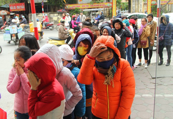 Hà Nội: Trời rét căm căm, nhiều người vẫn xếp hàng chờ mua hàng giảm giá ngày Black Friday từ sáng sớm - Ảnh 11.