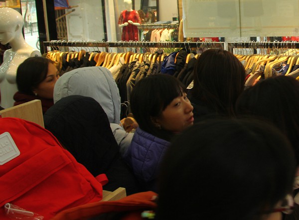 Hà Nội: Trời rét căm căm, nhiều người vẫn xếp hàng chờ mua hàng giảm giá ngày Black Friday từ sáng sớm - Ảnh 16.