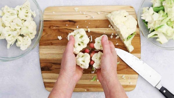 Hãy xem tuyệt chiêu tách bông cải trắng to đùng thành miếng vừa ăn chỉ bằng 5 nhát dao - Ảnh 4.