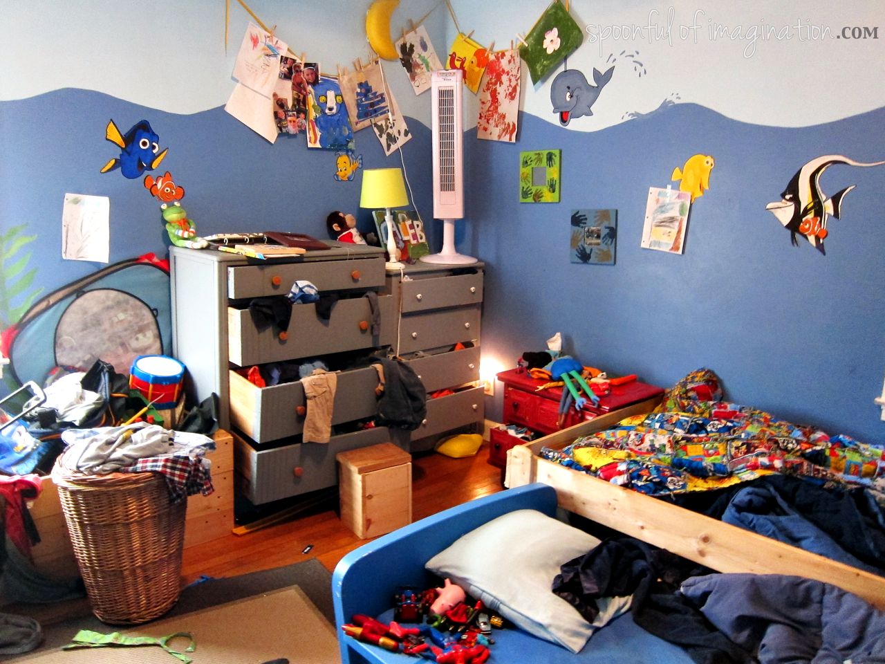 Где можно найти комнаты. Беспорядок в комнате. Беспорядок в детской комнате. Комната с разбросанными вещами. Бардак в комнате.