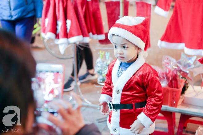 Ngắm các thiên thần nhí nghịch tuyết rơi, đón Noel sớm cùng bố mẹ trong ngày Hà Nội lạnh tái tê - Ảnh 4.