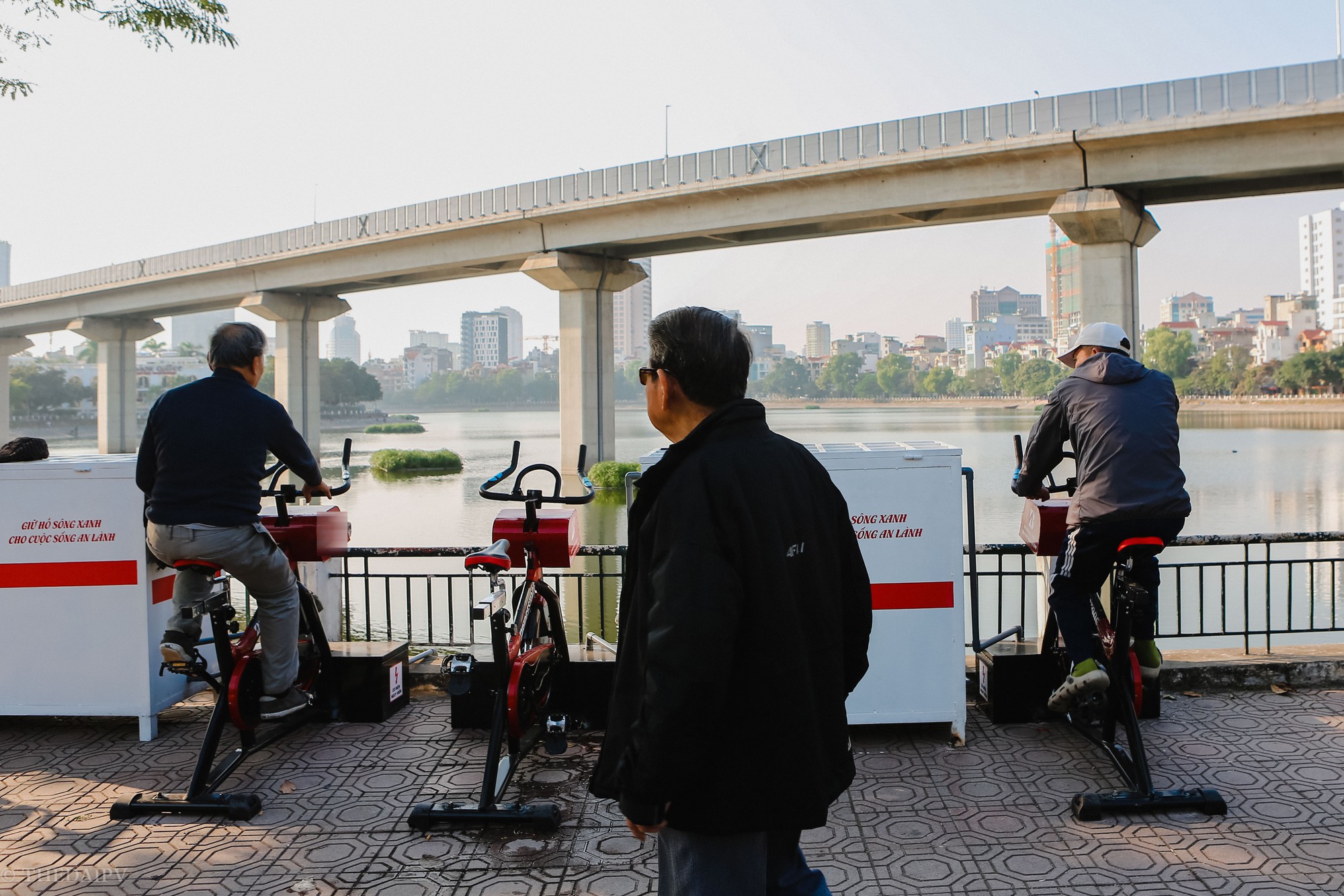 Tò mò xe đạp lọc nước 2 trong 1 bên hồ Hoàng Cầu
