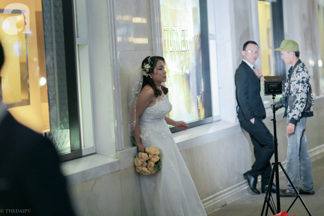 Vào mùa cưới, các cặp đôi chen nhau từng mét vuông chụp ảnh - Ảnh 6.