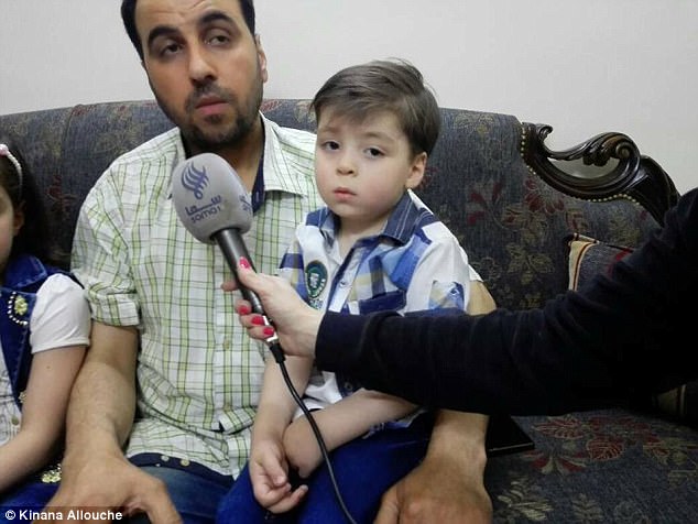 Cậu bé Syria với gương mặt thất thần, đầy thương tích sau một năm giờ thế nào? - Ảnh 2.