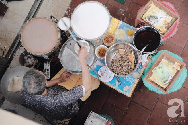 Hàng bánh cuốn già bằng cả đời người, 70 năm tuổi trên phố Thụy Khuê, từ thời bao cấp vẫn giữ giá 10 nghìn/đĩa đầy - Ảnh 7.