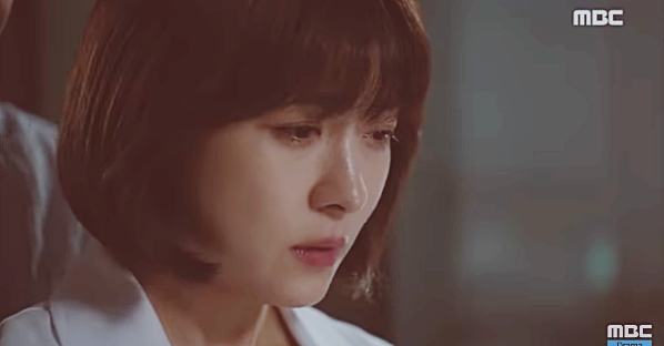 Ngỡ ngàng khi Ha Ji Won quỳ sụp trước mặt kẻ thù để cầu xin - Ảnh 2. Ngỡ ngàng khi Ha Ji Won quỳ sụp trước mặt kẻ thù để cầu xin - Ảnh 2.