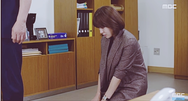 Ngỡ ngàng khi Ha Ji Won quỳ sụp trước mặt kẻ thù để cầu xin - Ảnh 5. Ngỡ ngàng khi Ha Ji Won quỳ sụp trước mặt kẻ thù để cầu xin - Ảnh 5.
