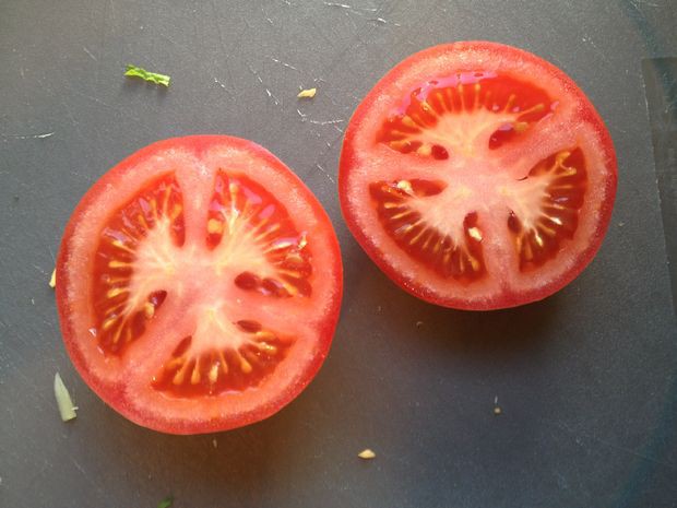 Nếu bạn vẫn loay hoay không biết nên bảo quản cà chua dùng dở dang thế nào thì đây là bí quyết - Ảnh 3.