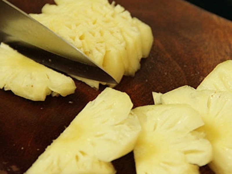 Lỡ tay n&ecirc;m nếm mặn ch&aacute;t th&igrave; cho ngay thứ n&agrave;y v&agrave;o đảm bảo sẽ kh&ocirc;ng phải b&oacute; ph&iacute; cả m&oacute;n ăn - Ảnh 2.