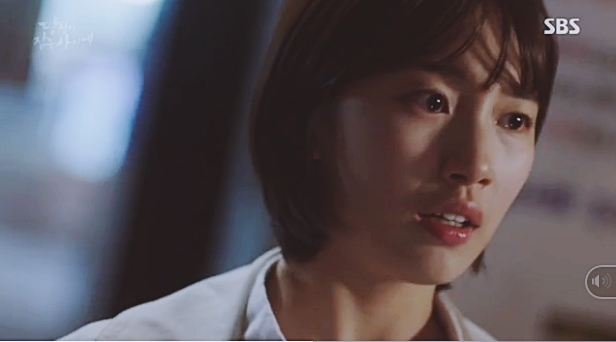 Suzy gặp nguy hiểm tính mạng, Lee Jong Suk xuất hiện như một vị thần - Ảnh 4.
