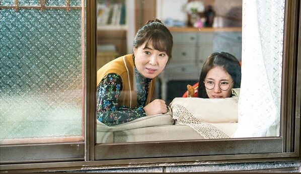 Lee Jong Suk mang bánh đến nhà, Suzy tránh như tránh tà - Ảnh 4.