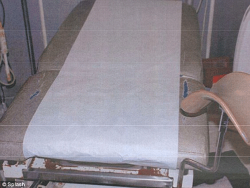B&aacute;c sĩ bị c&aacute;o buộc giết trẻ sơ sinh bằng k&eacute;o - Ảnh 2.