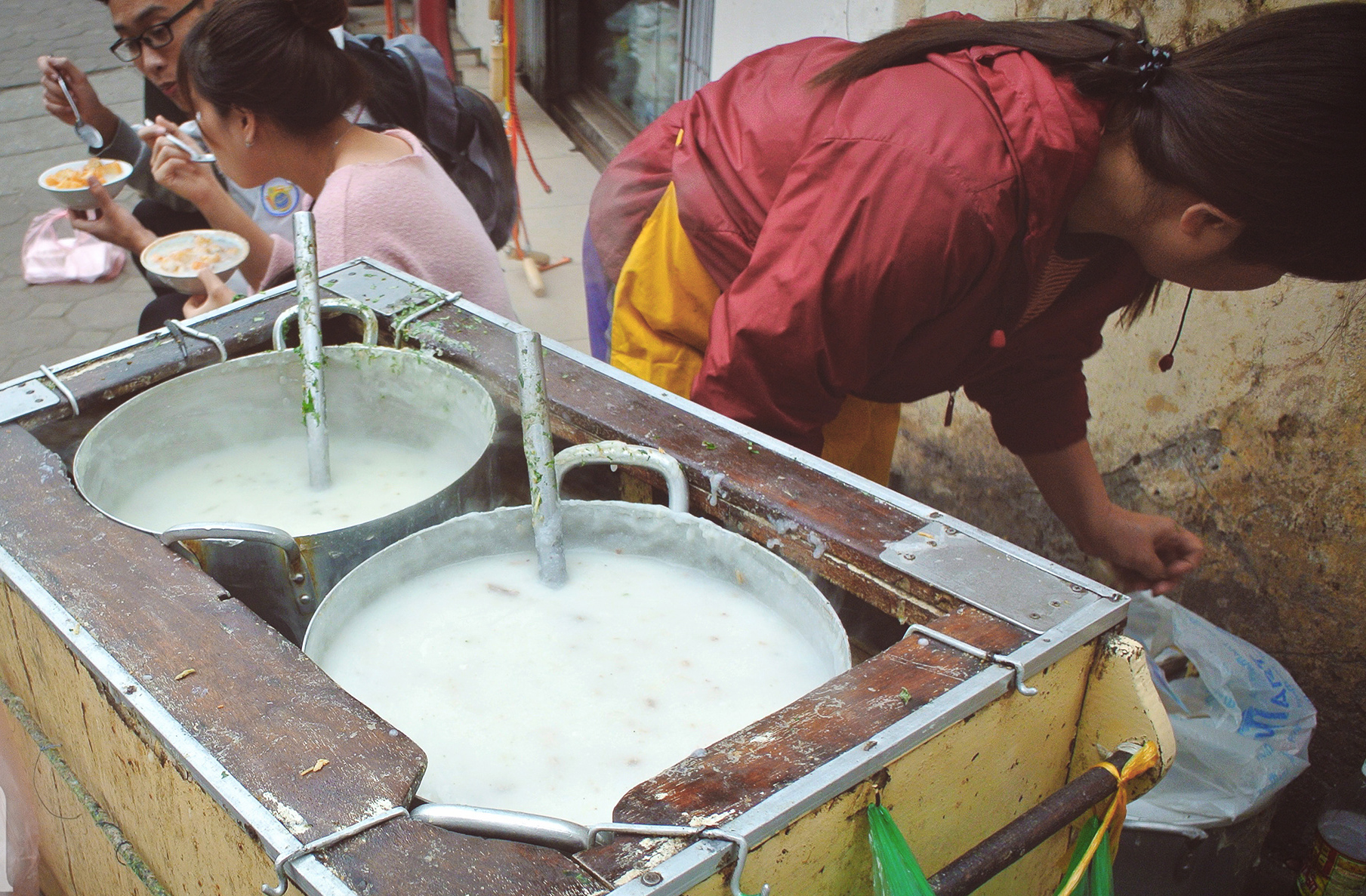 Những qu&aacute;n ăn b&igrave;nh d&acirc;n m&agrave; ngon gắn liền với khu Đại học B&aacute;ch Khoa - Ảnh 1.