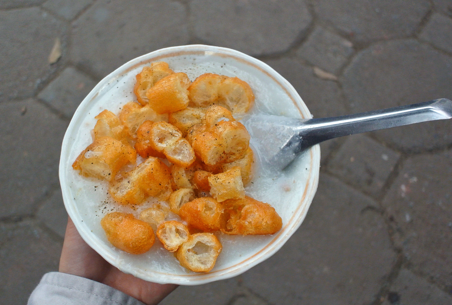 Những qu&aacute;n ăn b&igrave;nh d&acirc;n m&agrave; ngon gắn liền với khu Đại học B&aacute;ch Khoa - Ảnh 2.