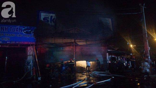 Hà Nội: Cháy lớn tại kho sửa chữa và bán điều hòa trên đường Tam Trinh, nhiều tài sản bị thiêu rụi - Ảnh 1.