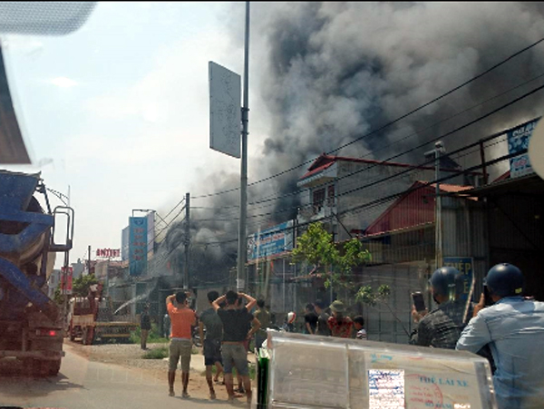 Hà Nội: Cháy lớn tại xưởng làm bánh cạnh quốc lộ 32, đã có thương vong do nạn nhân mắc kẹt bên trong - Ảnh 1.