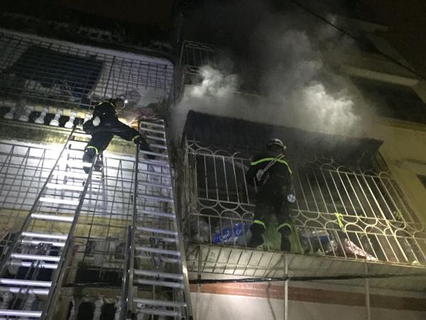 Những nguyên tắc vàng để thoát khỏi đám cháy tại nhà dân sau 2 vụ hỏa hoạn khiến 6 người chết tại Hà Nội - Ảnh 3.