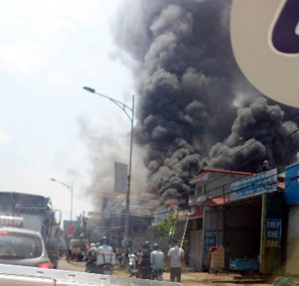 Hà Nội: Cháy lớn tại xưởng làm bánh cạnh quốc lộ 32, đã có thương vong do nạn nhân mắc kẹt bên trong - Ảnh 2.