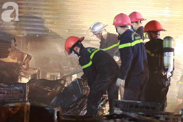 Hà Nội: Cháy lớn tại kho sửa chữa và bán điều hòa trên đường Tam Trinh, nhiều tài sản bị thiêu rụi - Ảnh 5.